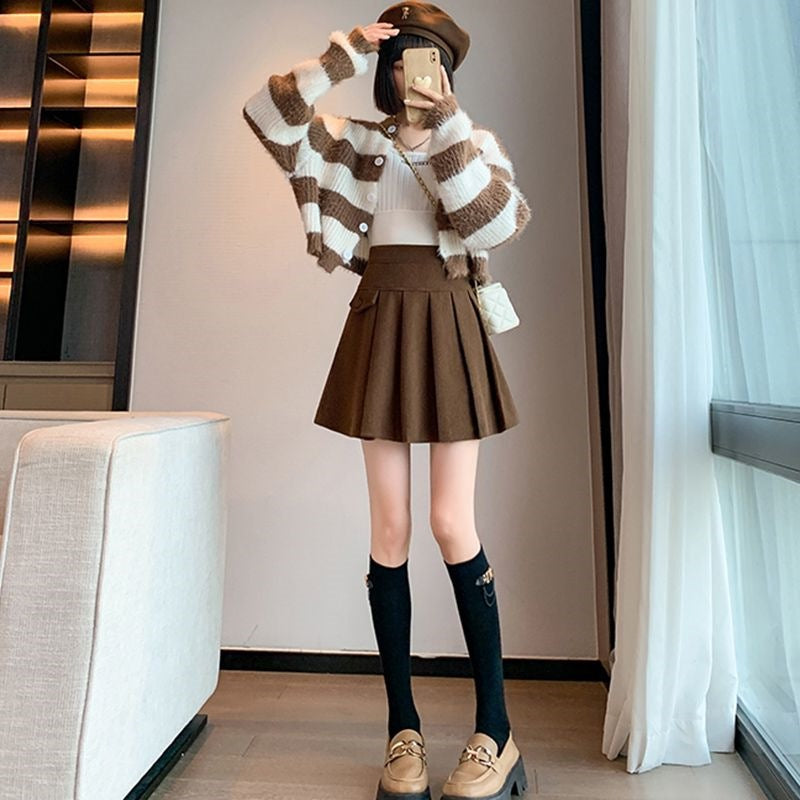 High-Waisted Pleated Skirt for Women, New Spring and Autumn Style, Hip-Covering A-Line Corduroy Short Skirt, Fashionable Niche Half Skirt